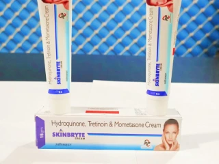 HYDROQUINONE, tRETINOIN &MOMETASONE CREAM